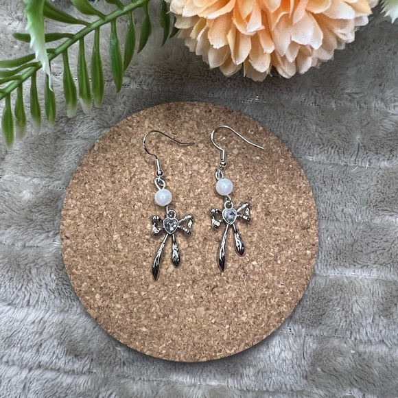 Bow Pearl Earrings - Picture 1 of 3